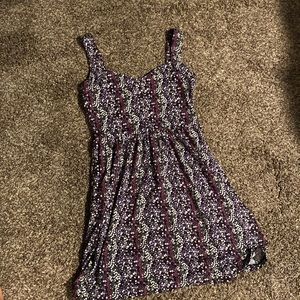 Floral sundress slight heart-shaped neck line with pockets. Size Large